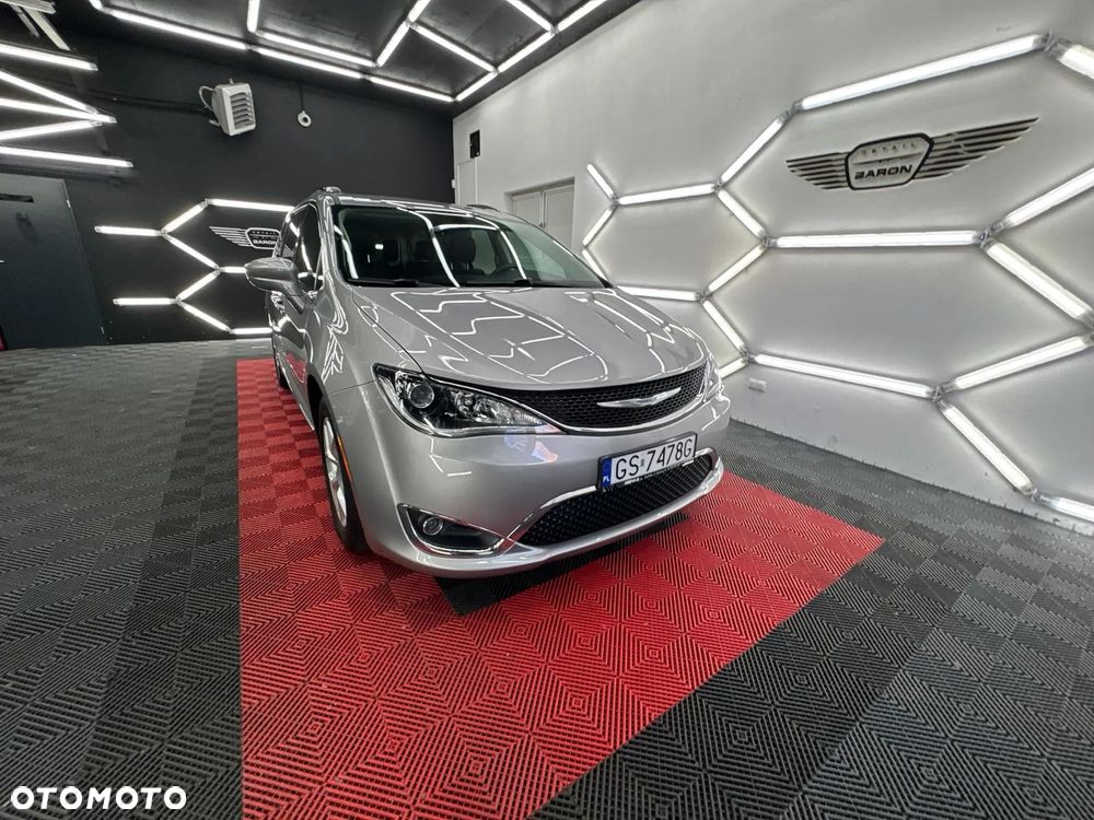 Chrysler Pacifica - 4