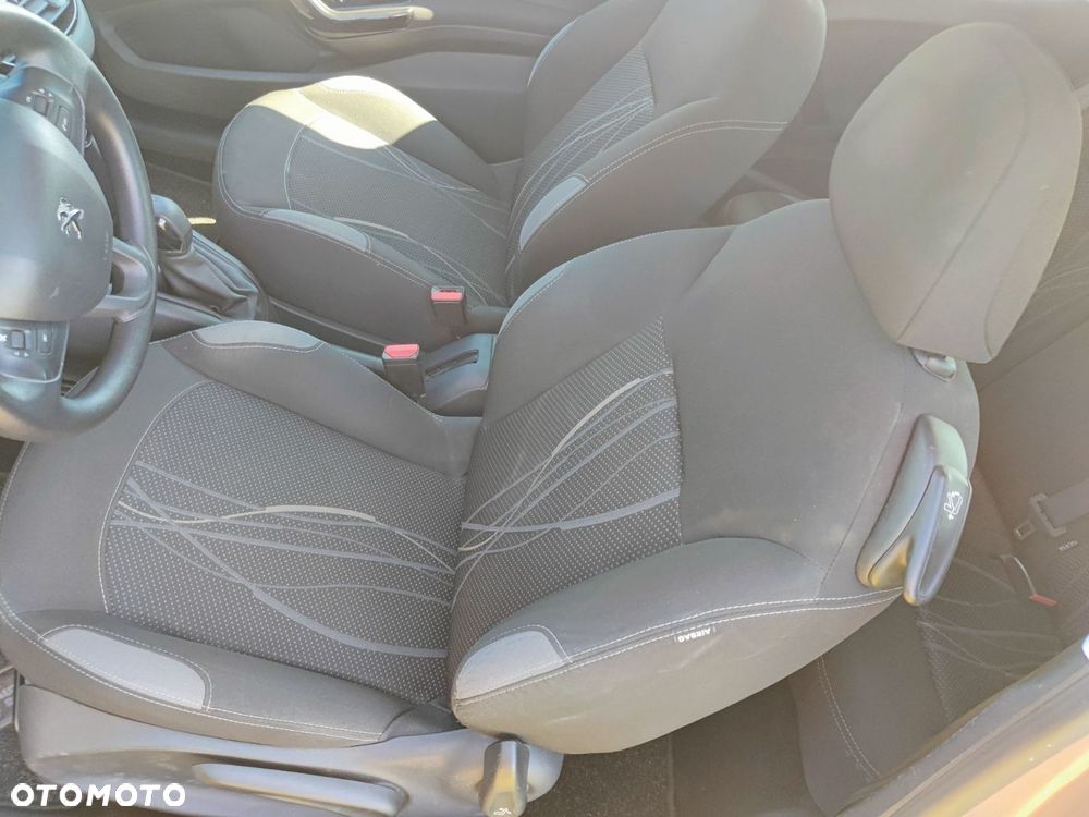 Peugeot 208 - 32