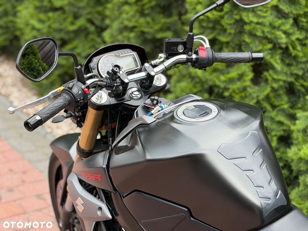 Suzuki GSR - 15