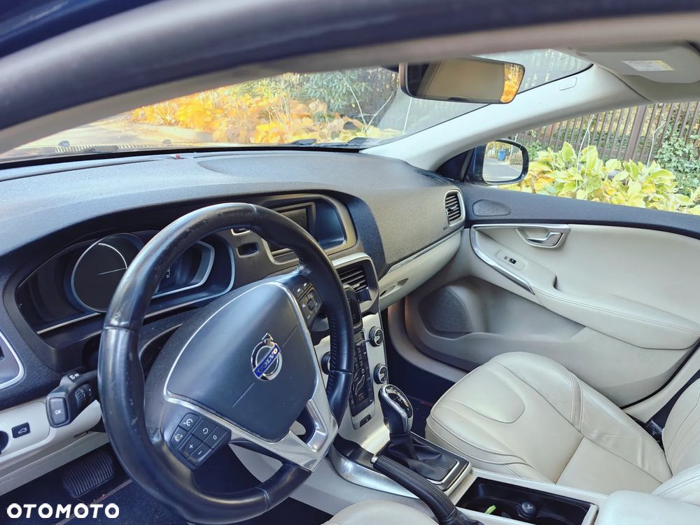 Volvo V40 Cross Country T3 Drive-E Ocean Race - 2