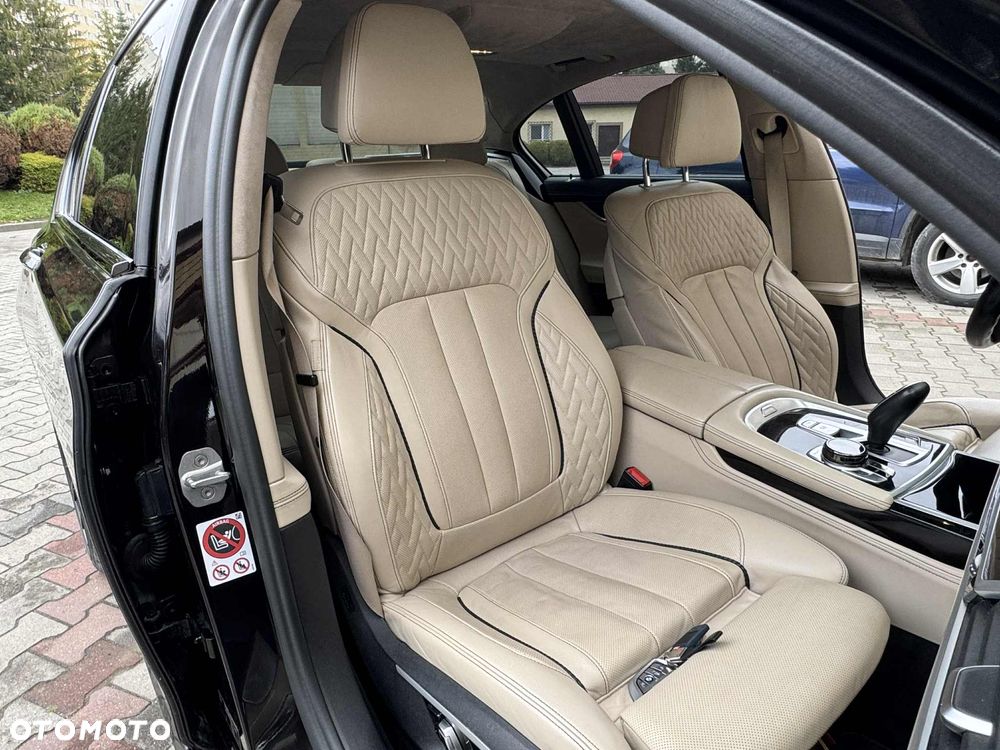 BMW Seria 7 750i xDrive - 9