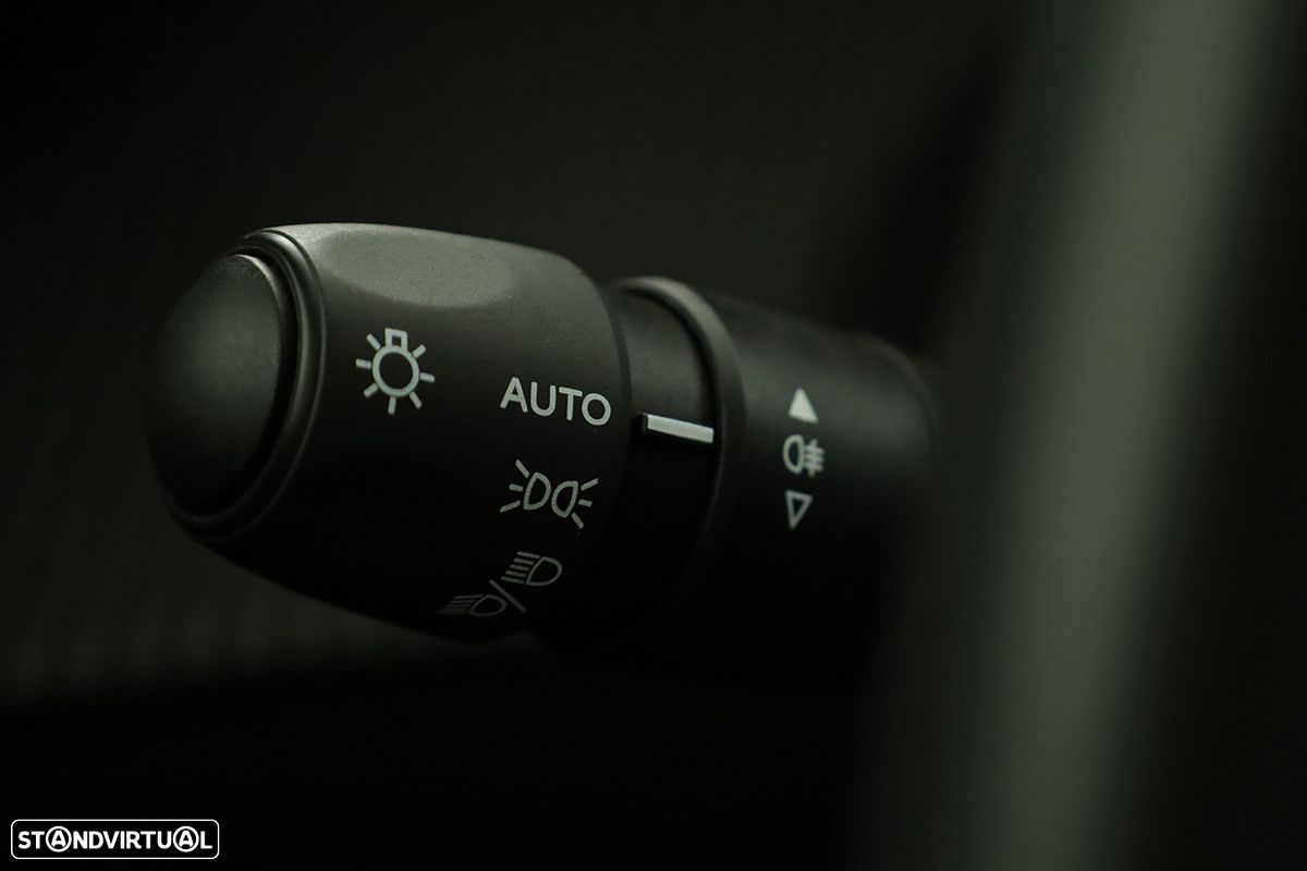 Peugeot 2008 1.2 PureTech Allure EAT8 - 18