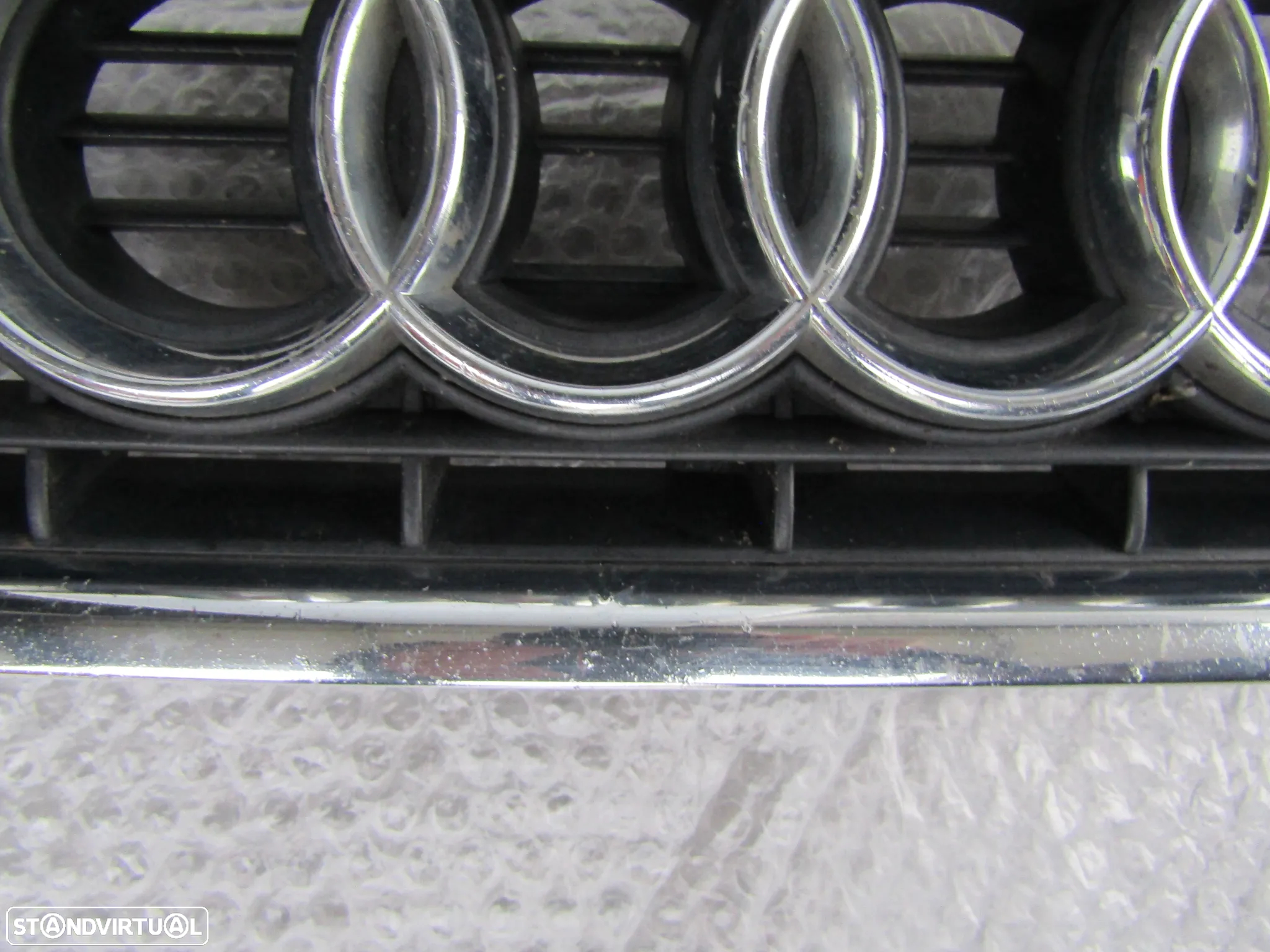 Grelha do Capot Audi A4 B6 ano 2001 a 2004 original - 2