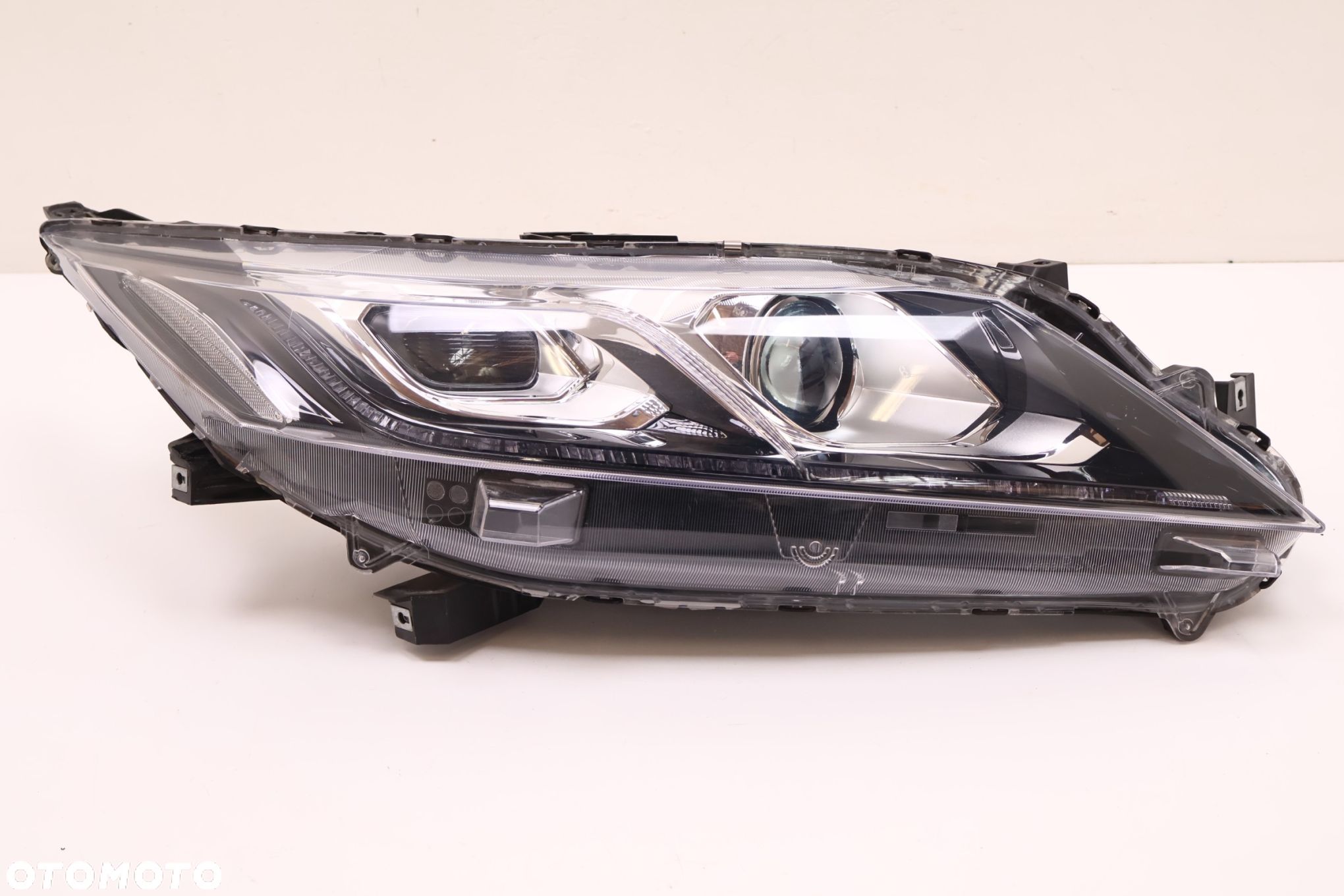 MITSUBISHI ECLIPSE CROSS LAMPA PRAWA PRZÓD FULL LED - 1