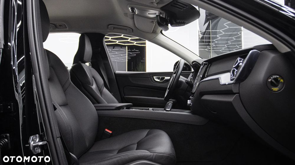 Volvo XC 60 T5 AWD Momentum Pro - 20
