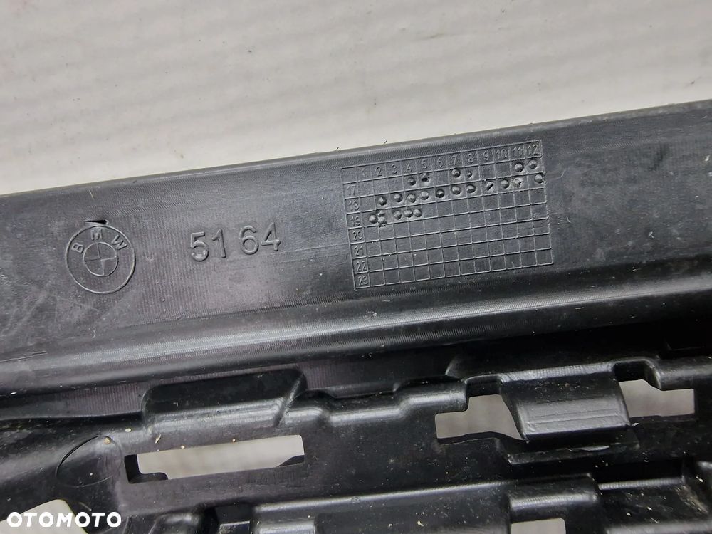 BMW F45 2 LIFT 17-20 , NA PDC , KRATKA ŚRODKOWA ZDERZAKA PRZEDNIEGO PRZÓD , NR 19593510 / 7460158 / 7460159 / 7464123 , NR AUKCJI K318 - 12