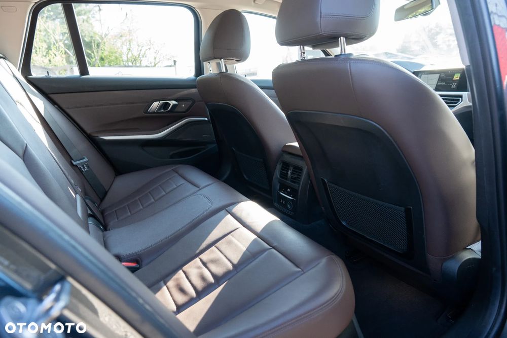 BMW Seria 3 330i Sport Line - 24