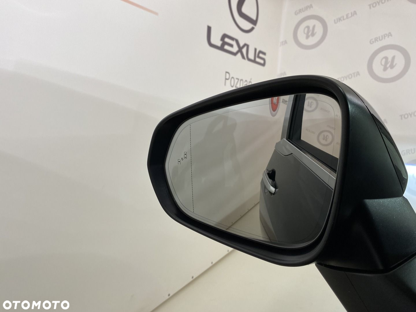 Lexus LM - 23