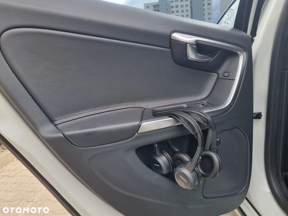 Volvo V60 D6 AWD Plug-in Hybrid R-Design Summum - 34