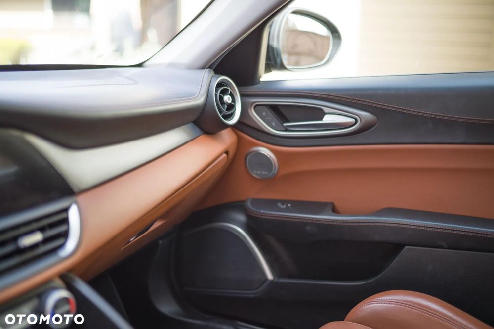 Alfa Romeo Giulia 2.0 Turbo 16V AT8-Q4 Ti - 32