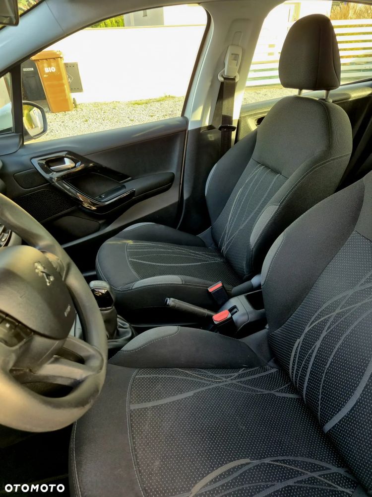 Peugeot 208 - 8