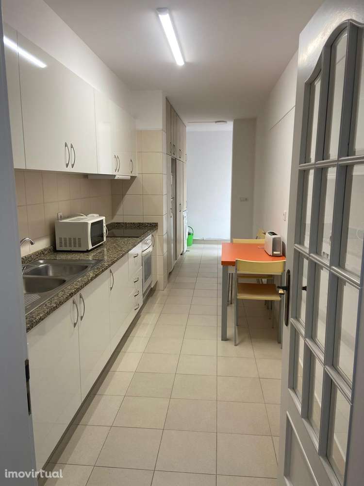 T1 com terraço, garagem e mobiliário completo - Grande imagem: 2/7