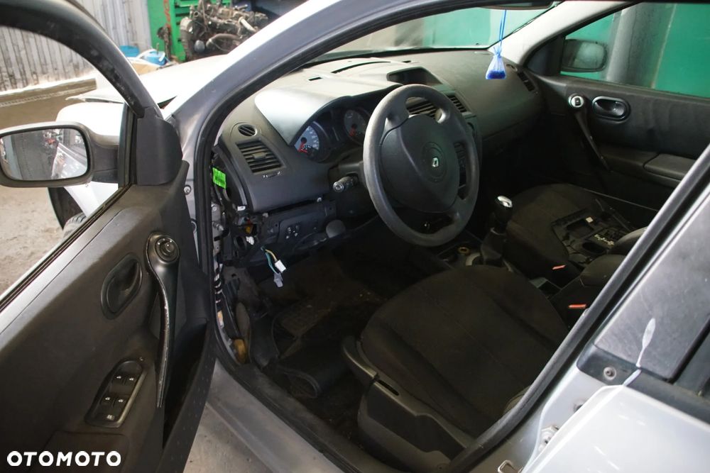 Auto na części - Renault Megane II 1.4 16V 98 KM K4J730 JH3105 TEA19 2003R Silnik Skrzynia Drzwi Maska Klapa Błotnik Zderzak Klapa Klamka Lusterko Klamka Szyba Deska Kokpit Sterownik Moduł Czujnik Licznik Panel Kierownica - 7