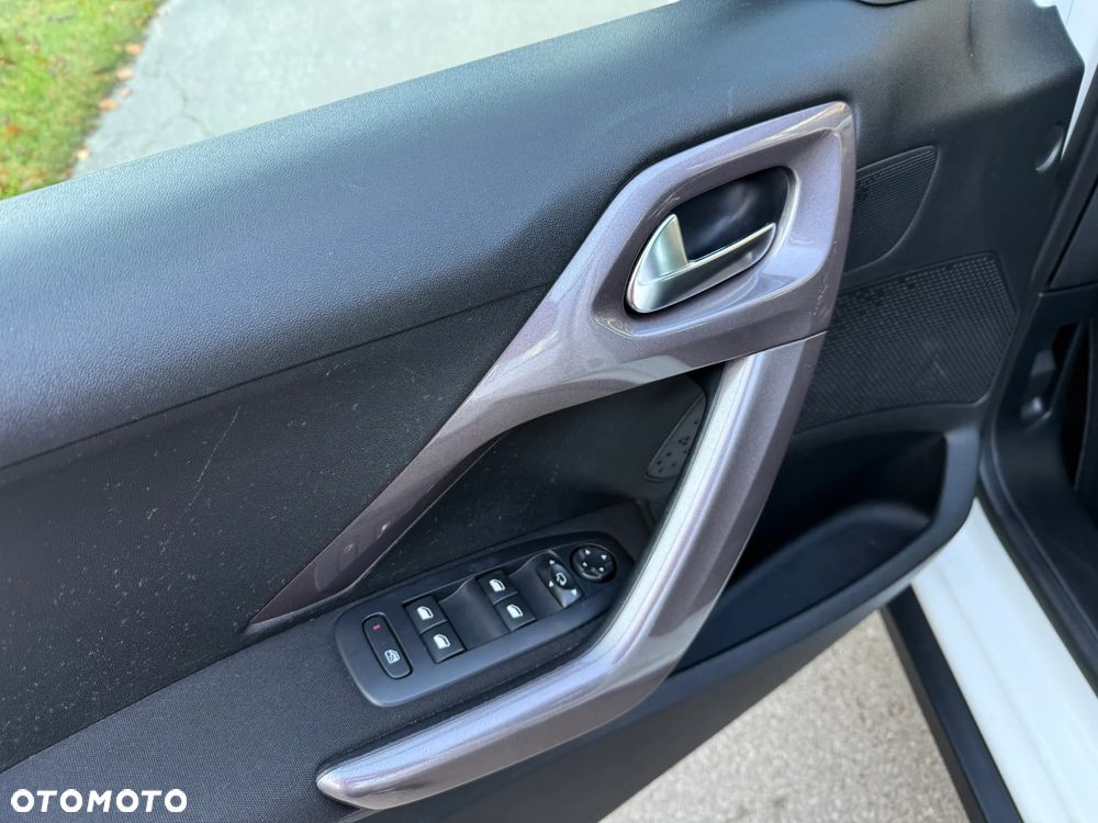 Peugeot 2008 1.2 Pure Tech Style EU6 - 16