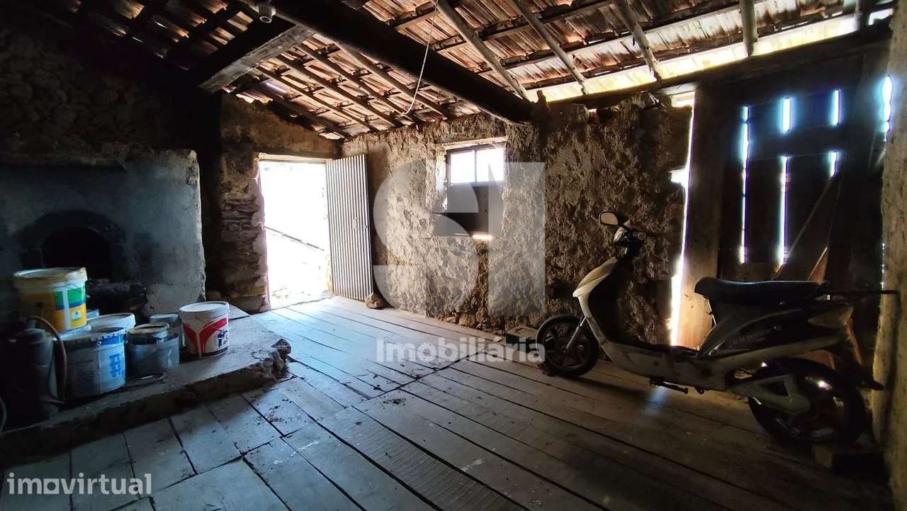 Ruína tradicional em pedra com potencial para reconstrução - Grande imagem: 4/9