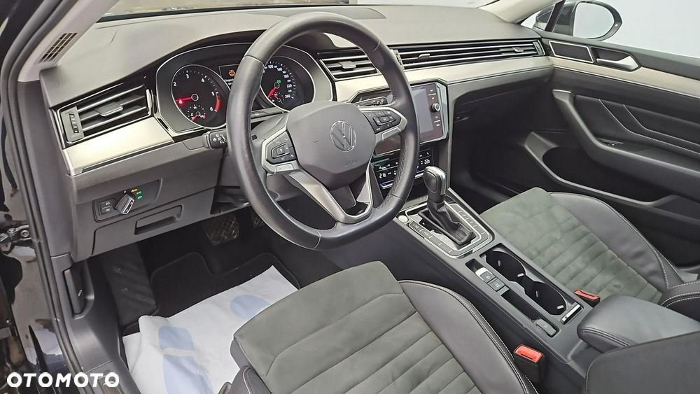 Volkswagen Passat Variant 2.0 TDI EVO Elegance DSG - 9