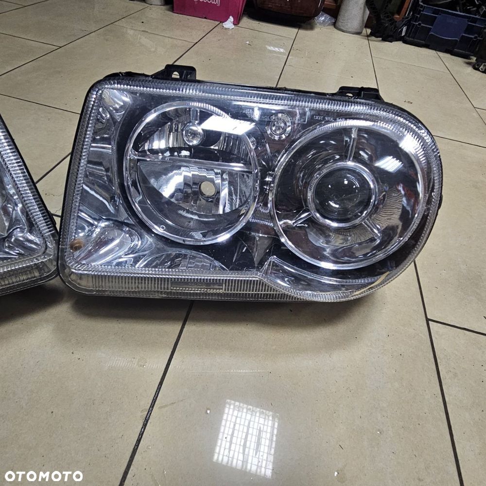 Lampa przednia  / Lampy przednie / przód prawa lewa / Chrysler 300 C - 2