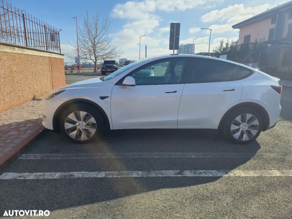 Tesla Model Y - 6