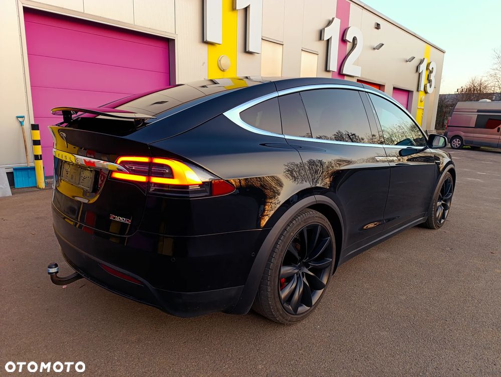 Tesla Model X - 24