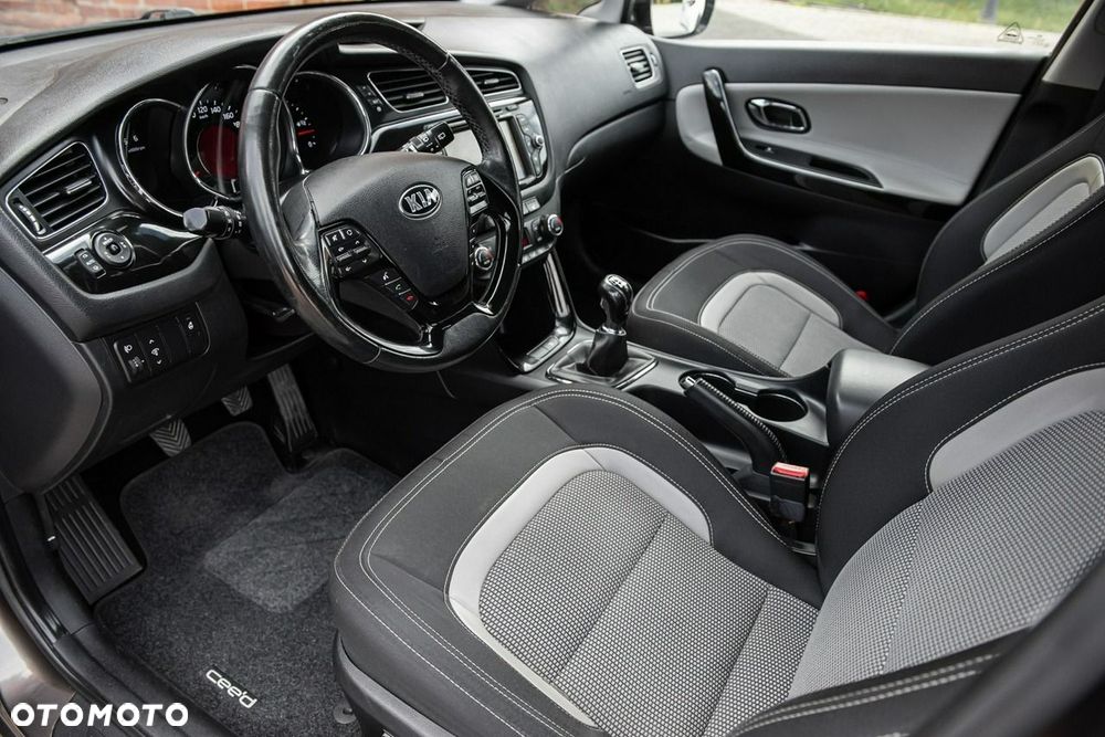 Kia Ceed 1.6 CRDi 128 Dream-Team Edition - 6