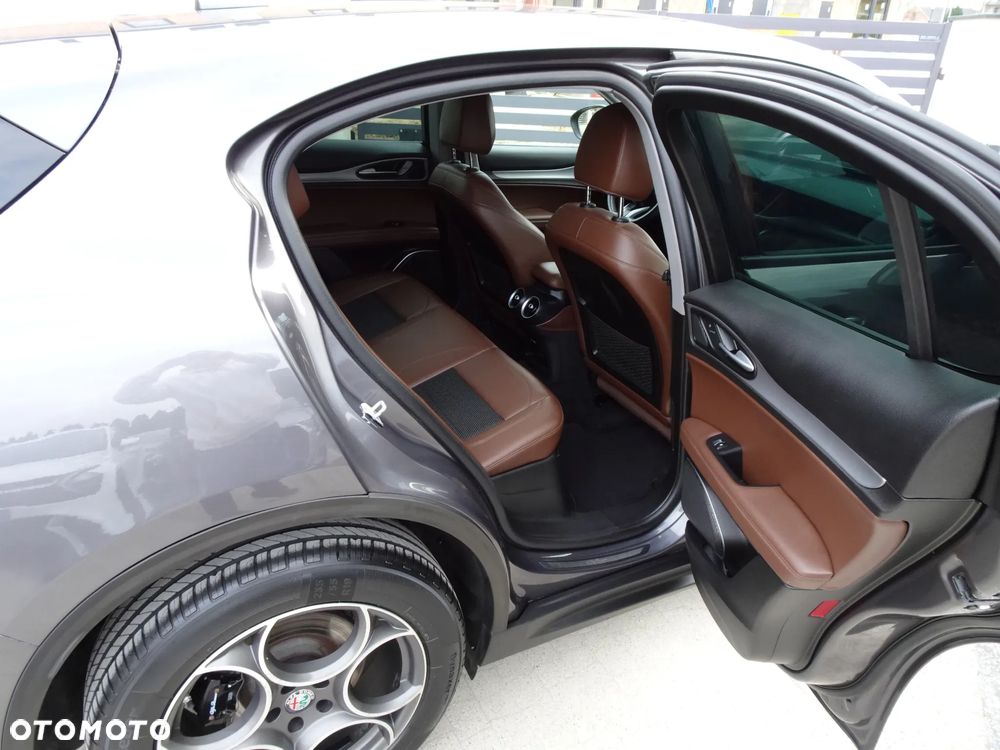 Alfa Romeo Stelvio 2.0 Turbo Sprint Q4 - 16