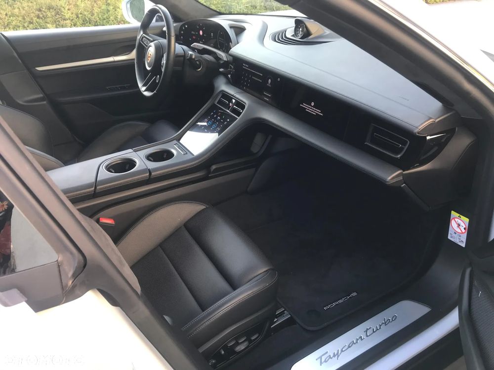 Porsche Taycan Turbo - 12