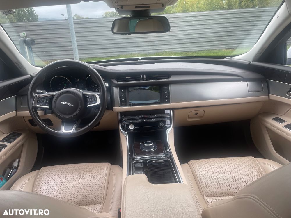 Jaguar XF 20d AWD Portfolio - 4