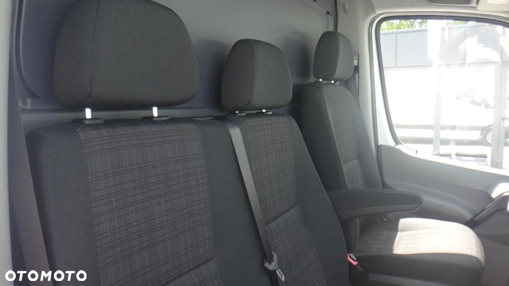 Mercedes-Benz Sprinter - 14