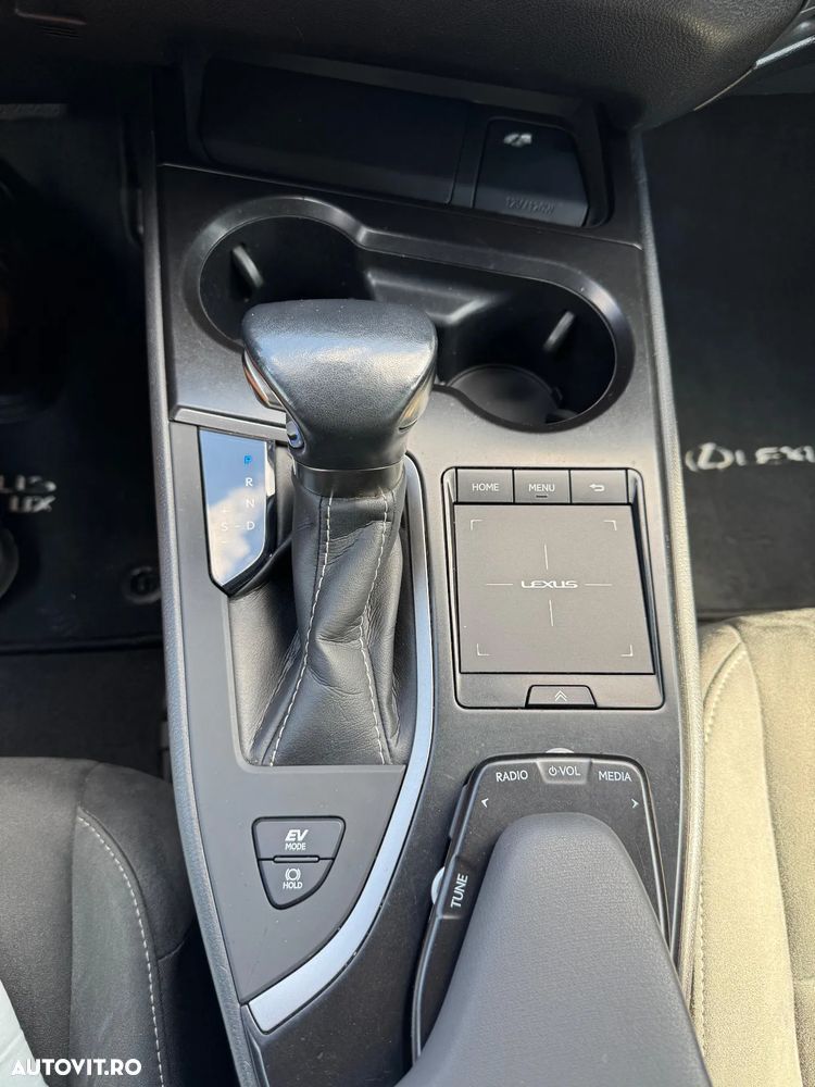 Lexus UX 250h Business Edition - 3