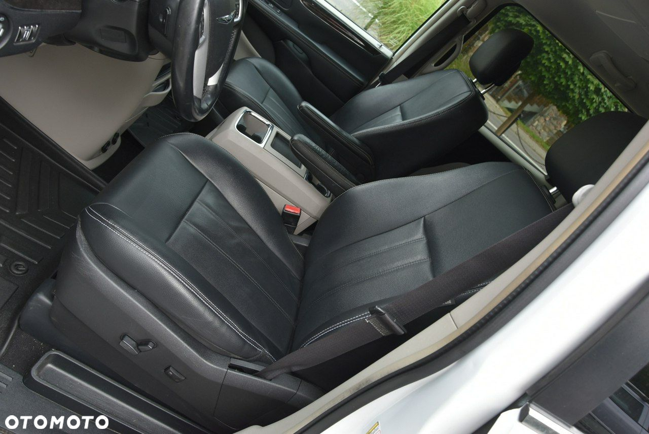 Chrysler Town & Country - 27
