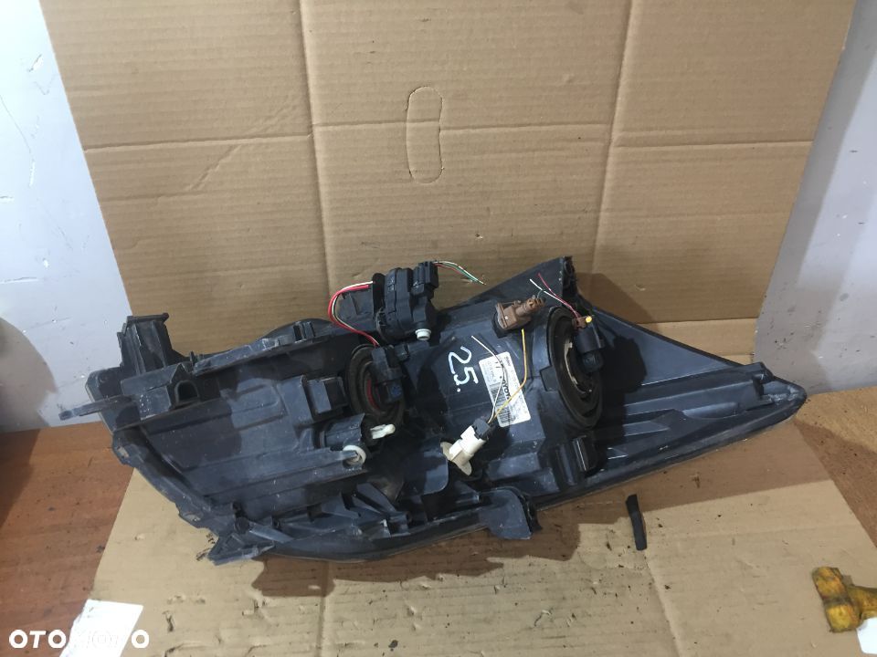 # TOYOTA AURIS I LAMPA PRZÓD PRZEDNIA LEWA USZKODZONE GÓRNE MOCOWANIE - 2