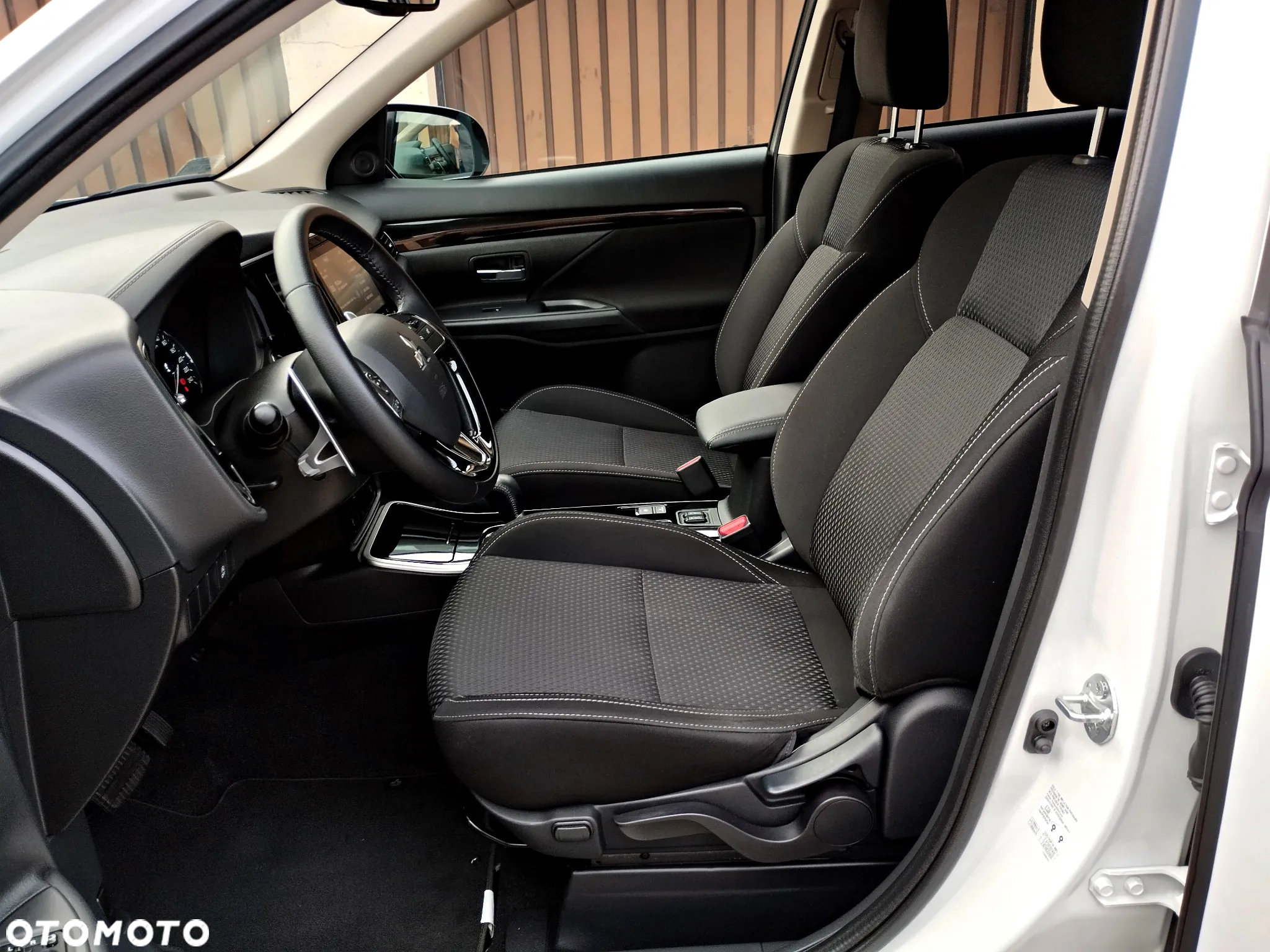 Mitsubishi Outlander 2.0 Intense + Navi 4WD CVT - 18