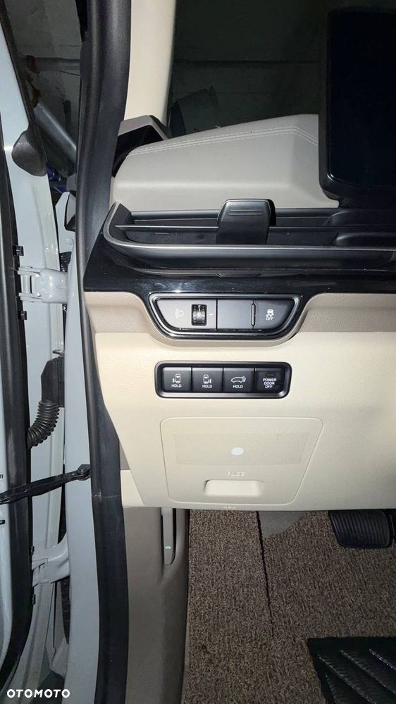 Kia Carnival - 31