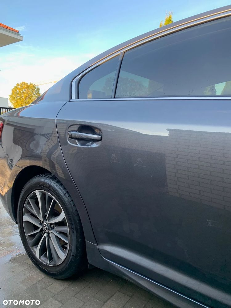 Toyota Avensis 1.8 Premium - 12