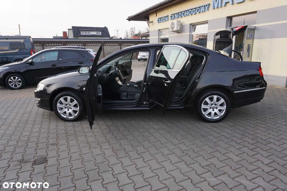 Volkswagen Passat 1.6 Comfortline Family - 17