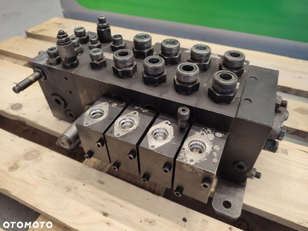 Rozdzielacz hydrauliczny John Deere 3220 (39351496) - 7