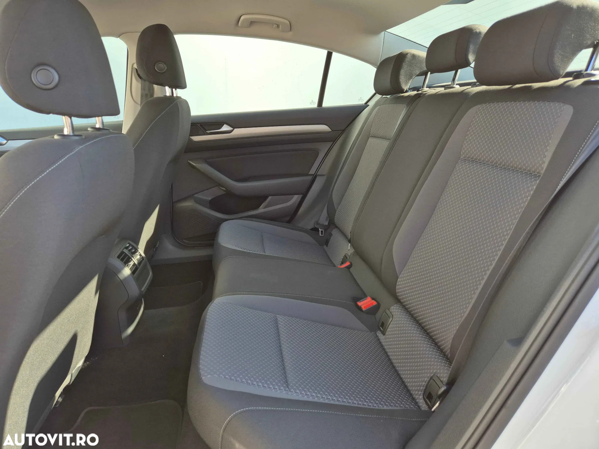 Volkswagen Passat - 11