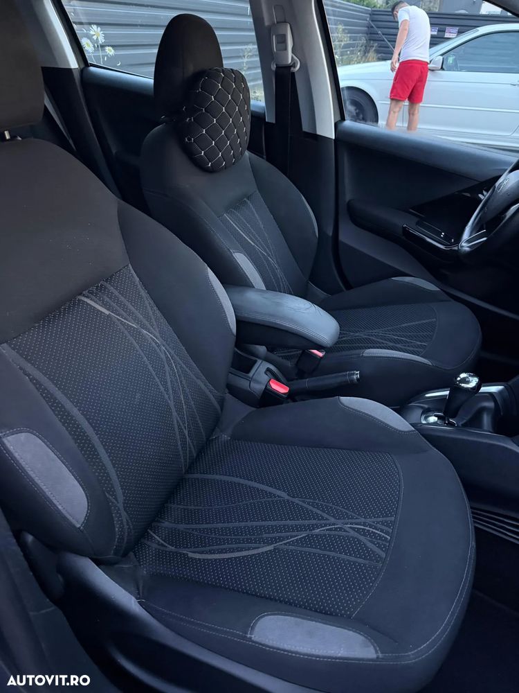Peugeot 208 - 11
