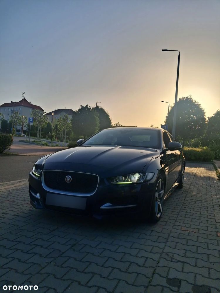 Jaguar XE 2.0 T R-Sport - 4
