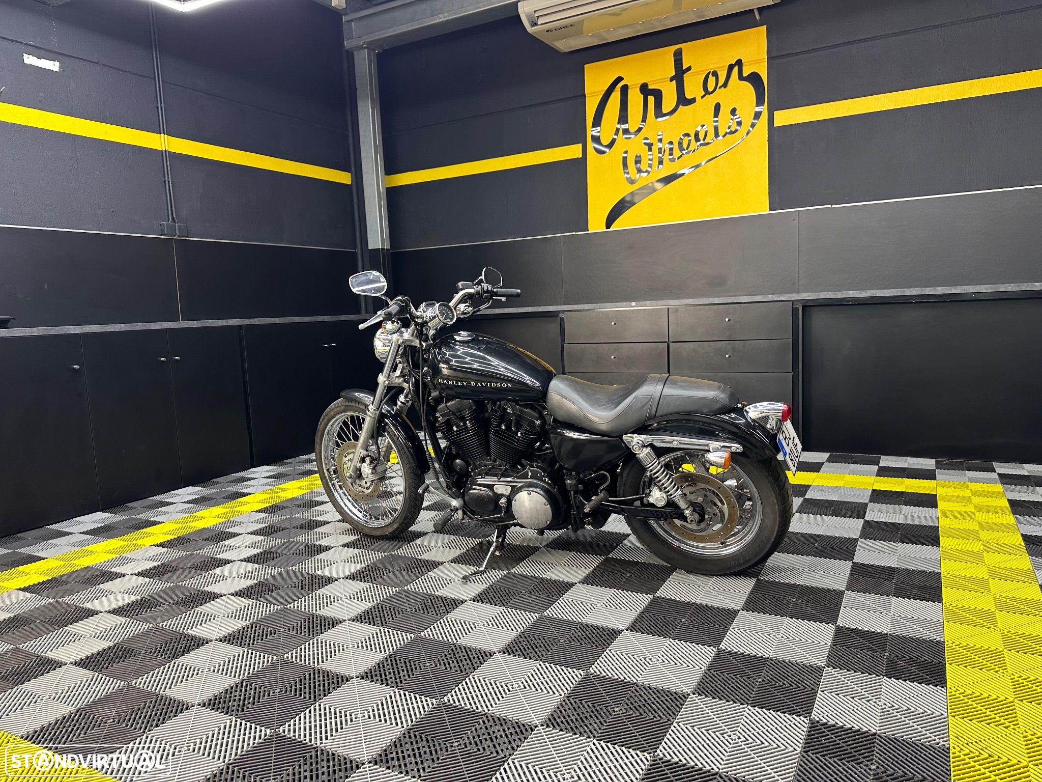 Harley-Davidson 883 - 1