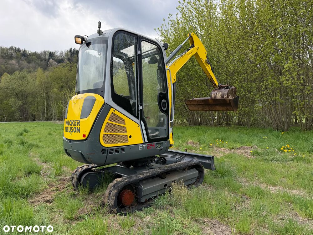 Wacker Neuson ET24 Koparka Gąsienicowa 2,6 tony. z VDS. 2021rok- 2300 Mtg Poziomowanie VDS silnik Yanmar. Maszyna Pochodzi z Norweskiej szkółki roślinnej. 2x drzwi ORYGINAŁ. Jak Nowa z salonu zero luzów i wycieków. Aktualna DEKRA. 2x oryginalna Łyżka. Szybka wolna jazda. Dodatkowe Linie Hydrauliczne na młot i wiertnice. Zaczep kulka na lemieszu. OKAZJA - 1