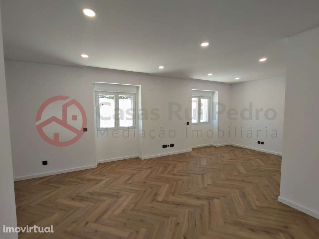 Moradia T3 Totalmente Reconstruída no Centro de Almada - Grande imagem: 3/49