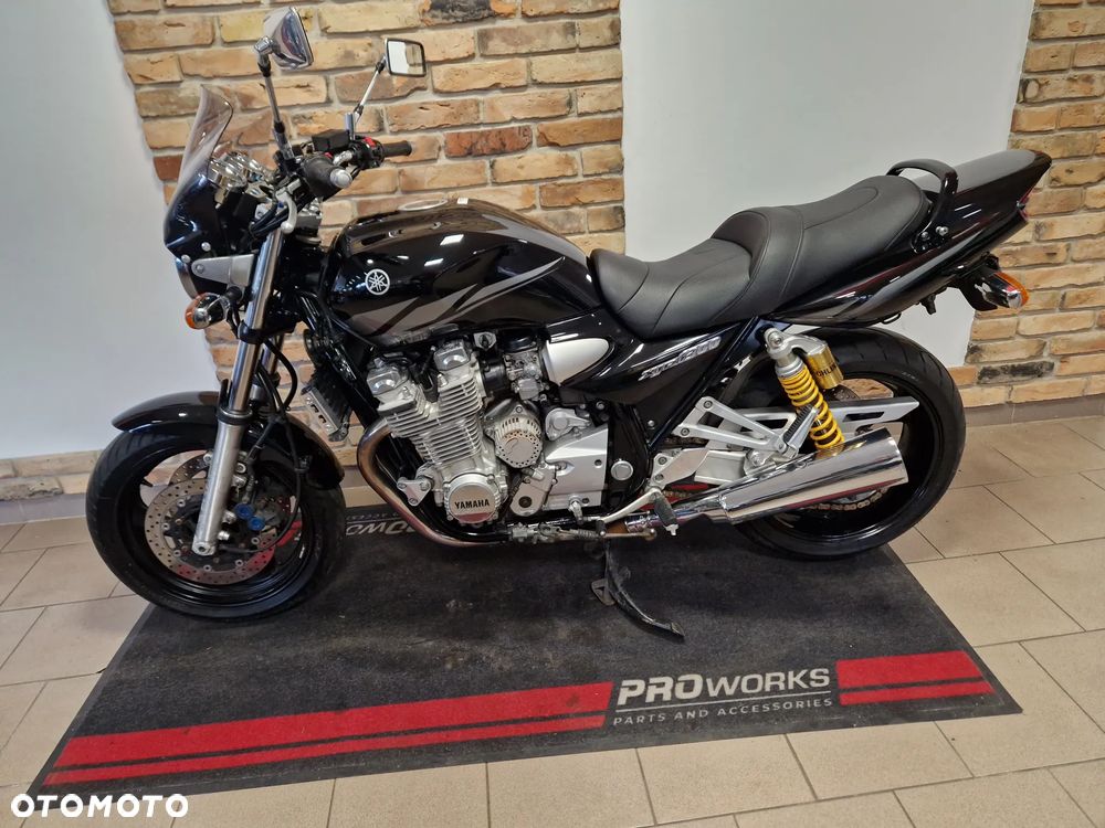 Yamaha XJR - 6