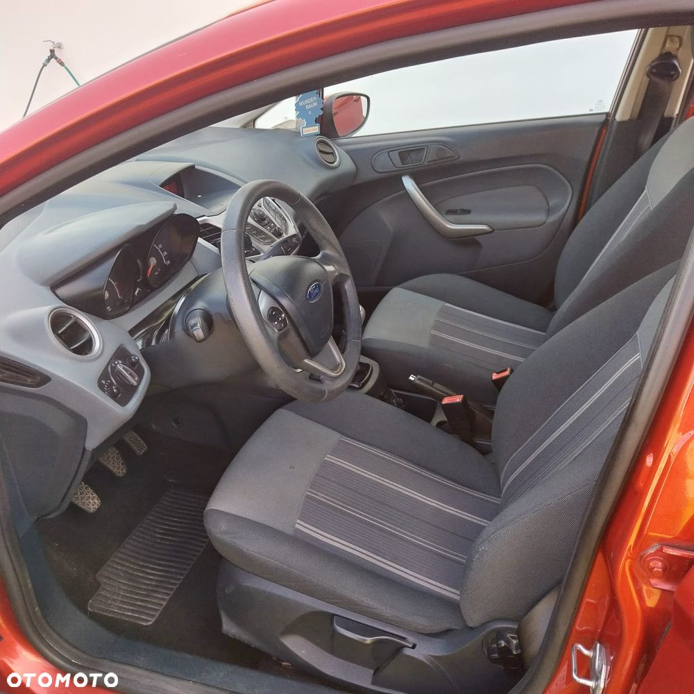 Ford Fiesta 2010 photo 2
