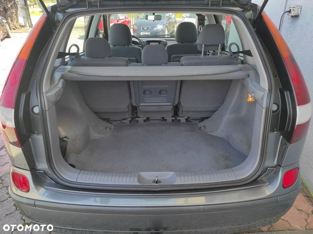 Nissan Almera Tino - 16