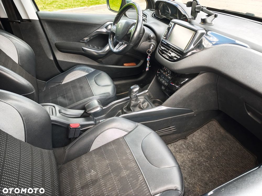 Peugeot 2008 1.2 Pure Tech Style EU6 - 10