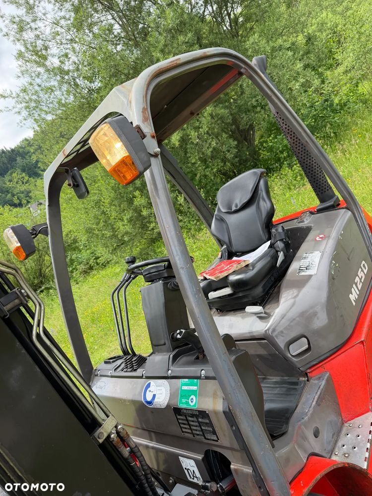 Manitou MI25D Wózek Widłowy 2,5 tony. Posuw Hydrauliczny. tylko 2500mtg. Maszt triplex. Wolny skok! Wysokość Podnoszenia 5 metrów. Jak nowy z Salonu. Pochodzi z Norweskiego Gospodarstwa! Aktualne przeglądy DEKRA i serwisy!  Silnik Yanmar. Małe gabarety bardzo zwrotna maszyna! Zero luzów wycieków i zniszczeń. OKAZJA. Pełny ORYGINAŁ! Rok Prod. 2014. Oświetlenie. OKAZJA - 27