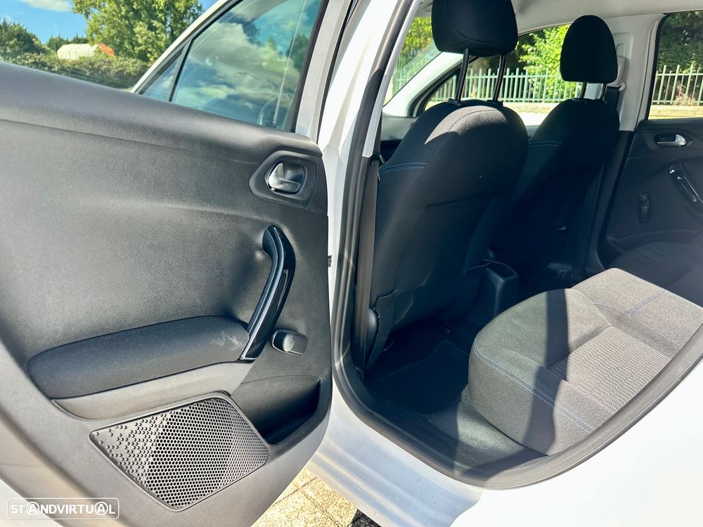 Peugeot 208 1.2 PureTech Signature - 20
