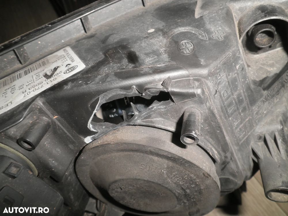 Far stanga xenon Renault Kadjar 2017 260606053R ( o ureche rupta ) - 4