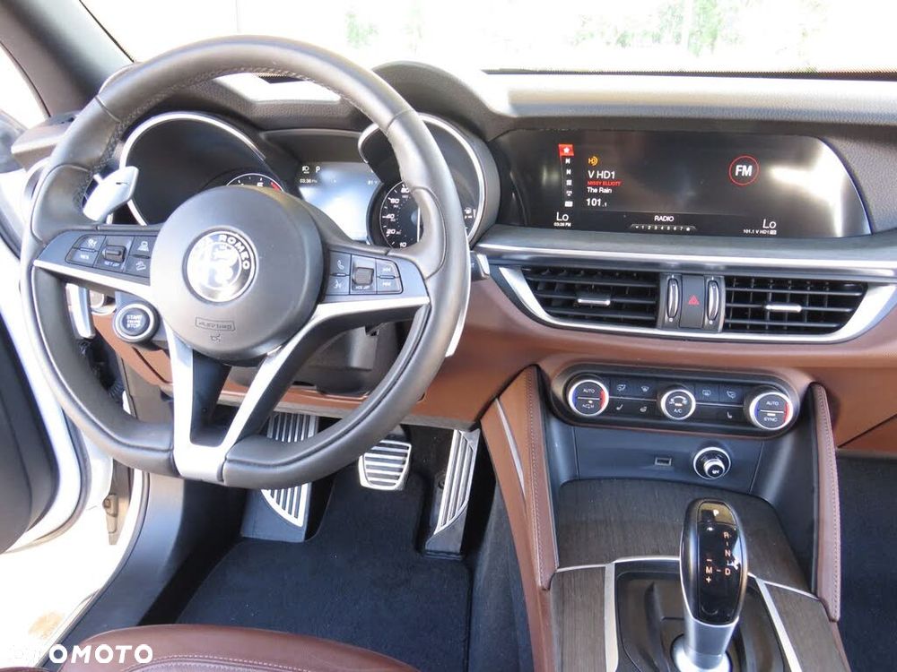 Alfa Romeo Stelvio 2.0 Turbo 16V AT8-Q4 Ti - 11